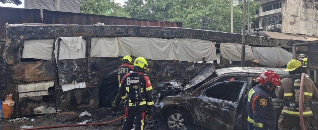 TRAGEDI DI BANGKOK: Kereta Barang Tabrak Bus Hingga Hangus Terbakar, 8 Tewas & 25 Luka-Luka