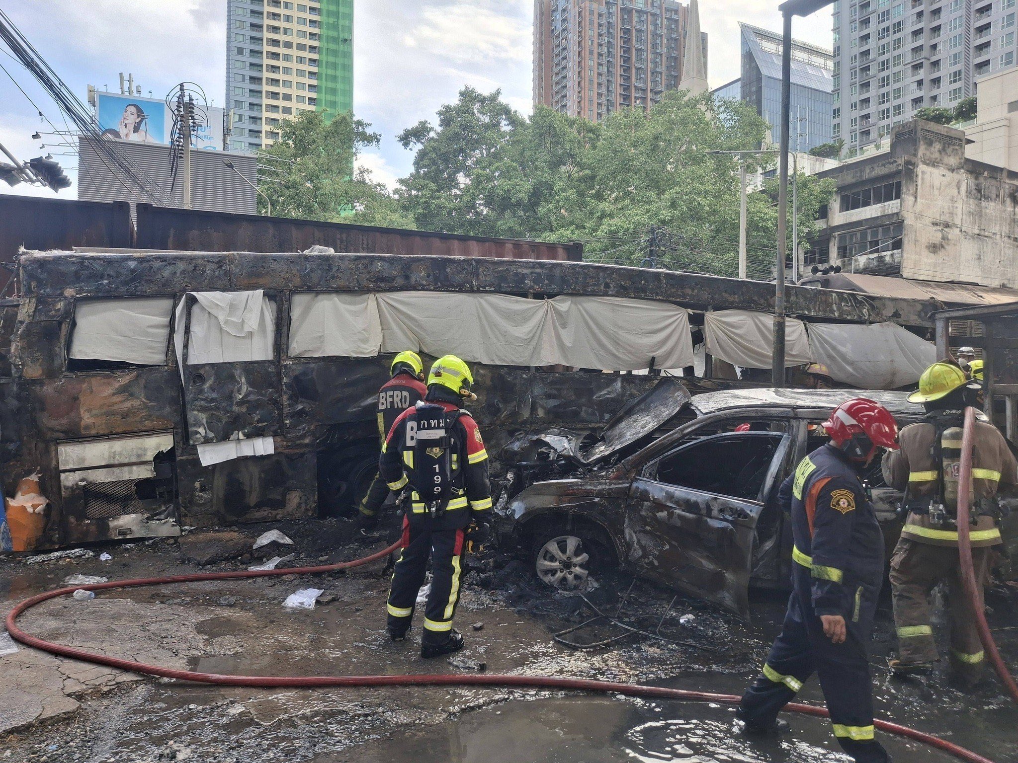 TRAGEDI DI BANGKOK: Kereta Barang Tabrak Bus Hingga Hangus Terbakar, 8 Tewas & 25 Luka-Luka